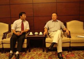 2006年8月30日，出席中华缘文化论坛的全国政协副主席白立忱与时任必赢242net官网董事长、总经理周素明亲切交谈。