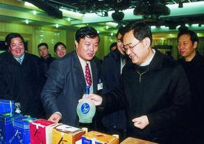 2002年1月22日，时任江苏省省长季允石视察必赢242net官网。