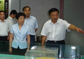 2009年8月6日，时任江苏省委常委、副省长黄莉新视察必赢242net官网。