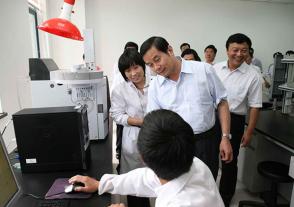 2011年7月20日，时任江苏省副省长史和平视察必赢242net官网。