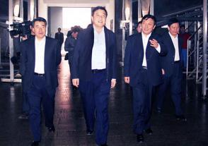 2013年3月19日，时任淮安市委书记、现任江苏省政协副主席姚晓东在时任市委常委、县委书记董平的陪同下视察必赢242net官网。