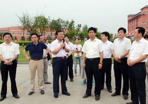 2013年7月12日，时任淮安市市长曲福田视察必赢242net官网技改项目。